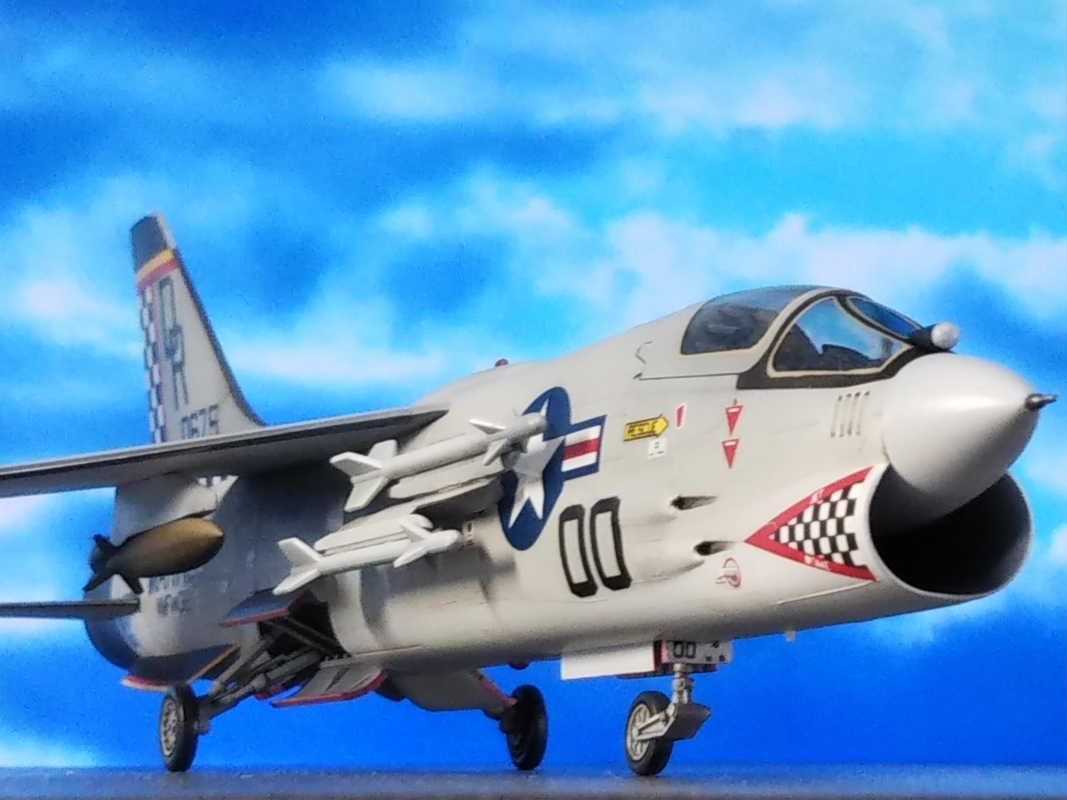 ハセガワ 1/72 アメリカ海兵隊 戦闘機 F-8E 「クルーセイダー」画像1