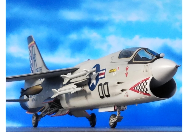 ハセガワ 1/72 アメリカ海兵隊 戦闘機 F-8E 「クルーセイダー」画像1