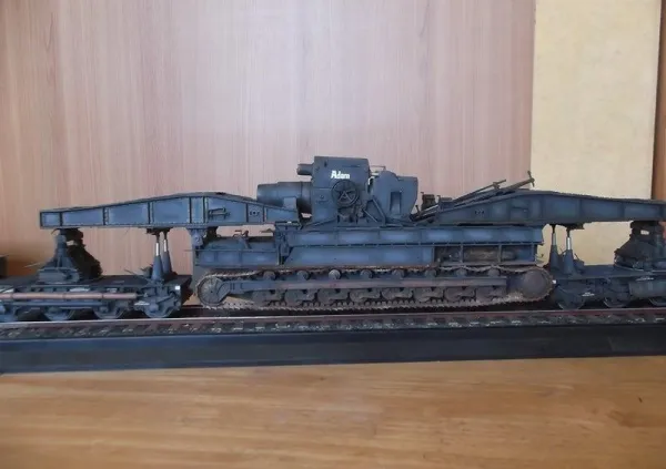 トランぺッター1/35 600㎜自走臼砲 前期型 カール