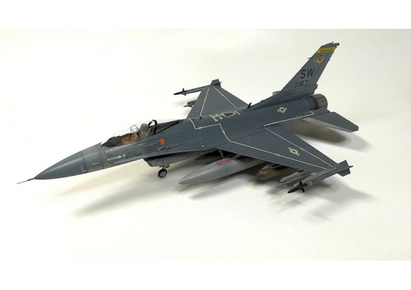 ハセガワ1/72 F-16Cファイティングファルコン画像1